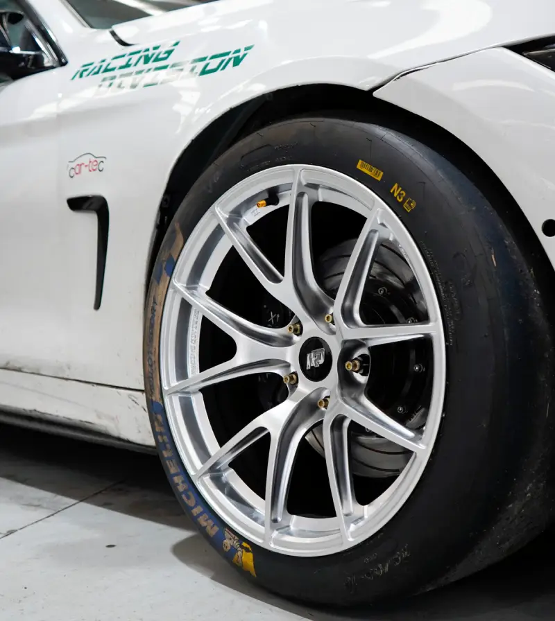 Interior de vehículo equipado con llantas Racing Division